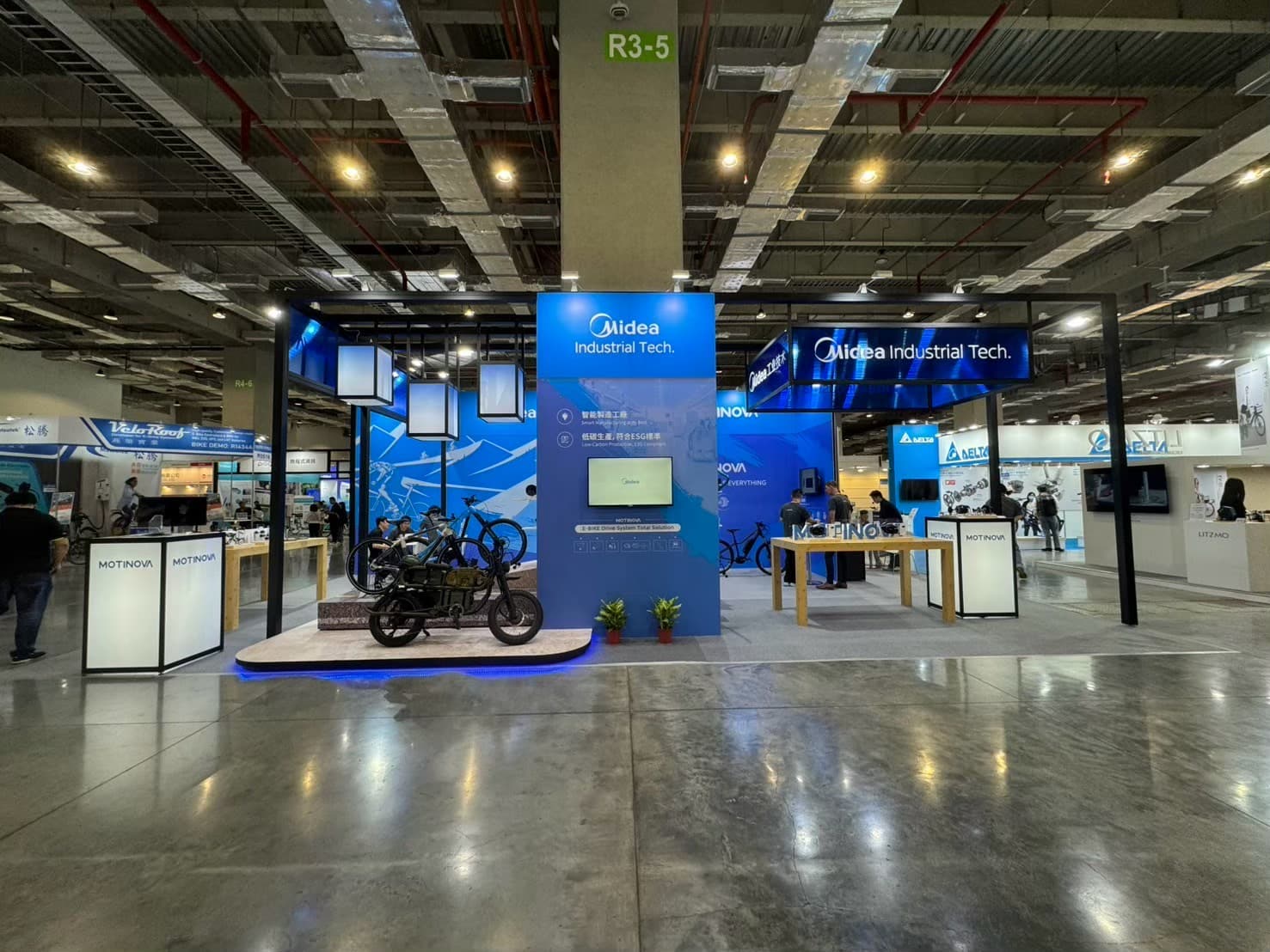 國際自行車展攤位設計_美的工業技術Midea Industrial Tech展位正面,MOTINOVA電動自行車與機車實車展示