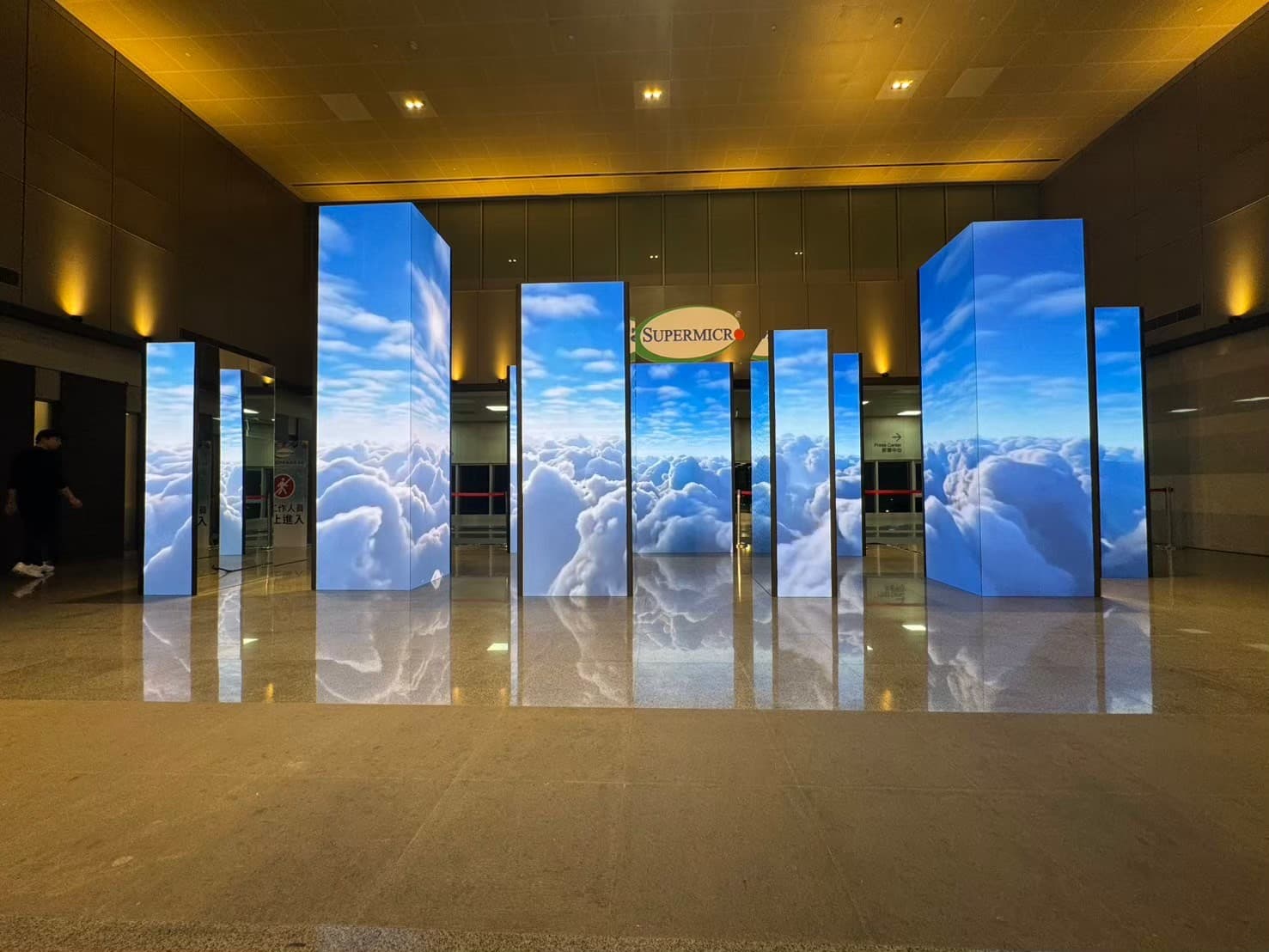 科技企業尾牙舞台設計_美超微Supermicro LED光柱矩陣天空雲海場景,沉浸式影像科技打造奇幻視覺