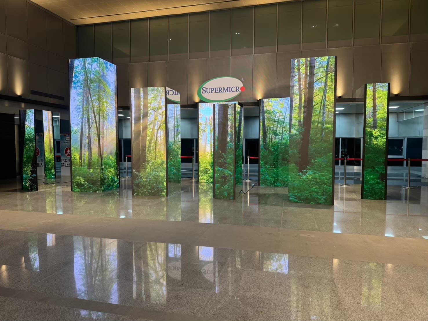 企業年終活動空間設計_Supermicro尾牙LED光柱森林秘境場景,自然影像注入科技品牌溫度