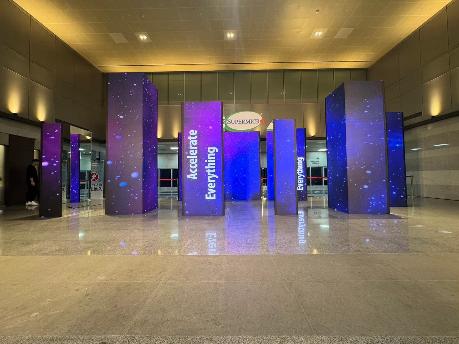 美超微尾牙品牌主舞台_Accelerate Everything紫色主視覺LED動態背景,企業精神融入舞台設計
