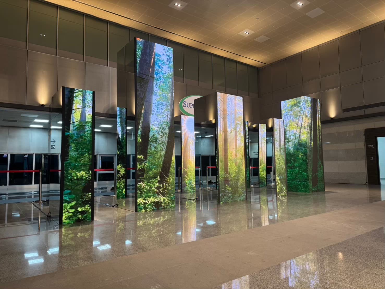 科技企業活動LED舞台_Supermicro光柱矩陣森林場景近景,高畫質LED柱體環繞式沉浸體驗