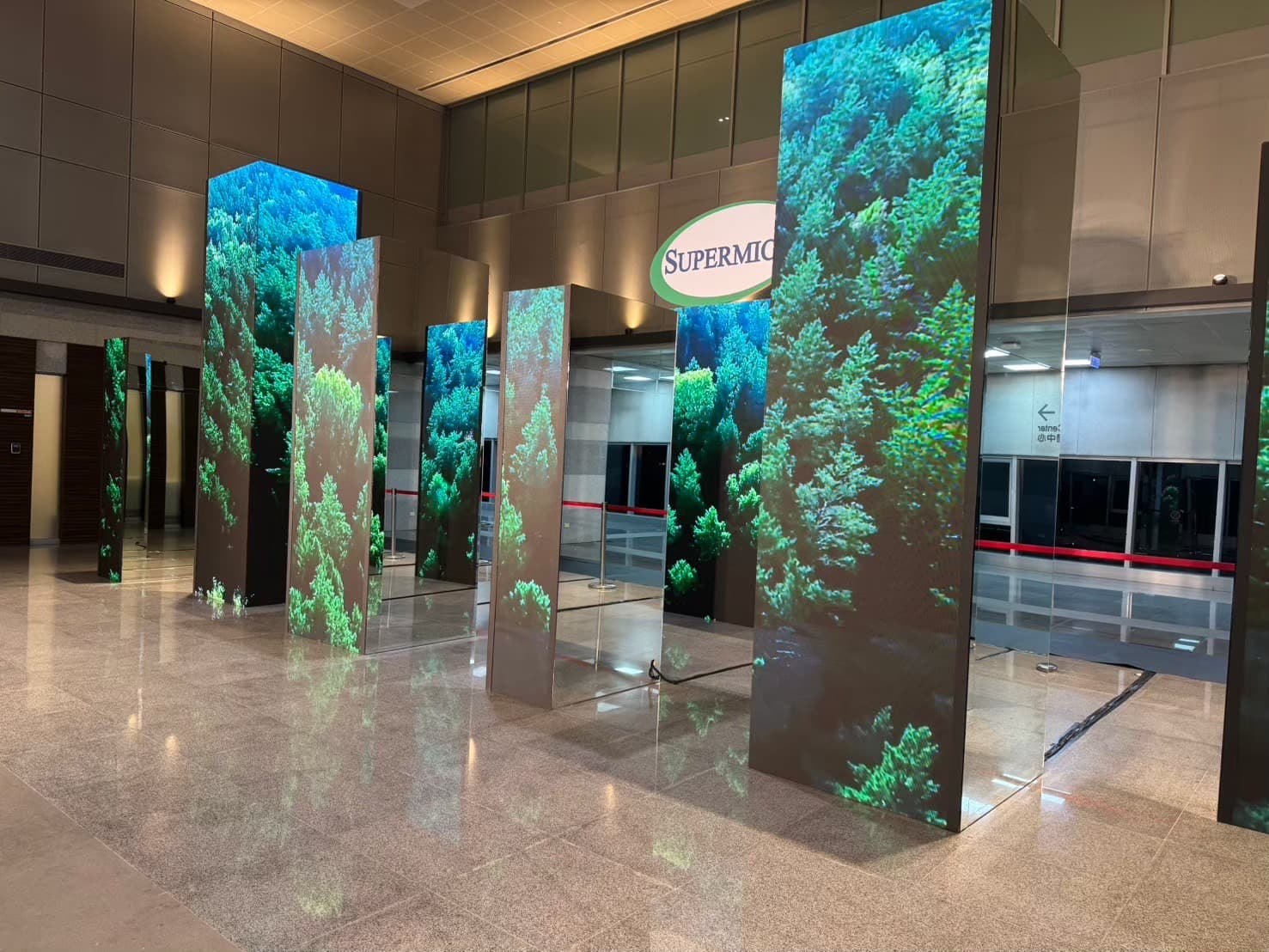 企業尾牙沉浸式舞台_美超微科技LED光柱森林鳥瞰效果,2000+員工共享品牌視覺盛宴