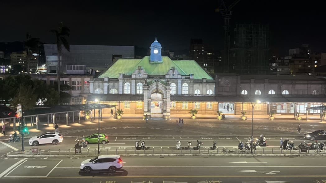 城市光雕活動策劃_新竹火車站綠色調光雕投影場景,歷史建築與現代光影科技的完美交融