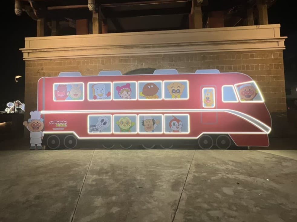 新竹聖誕節主題裝置_卡通主題巴士造型互動裝置藝術,可走進體驗的聖誕故事場景