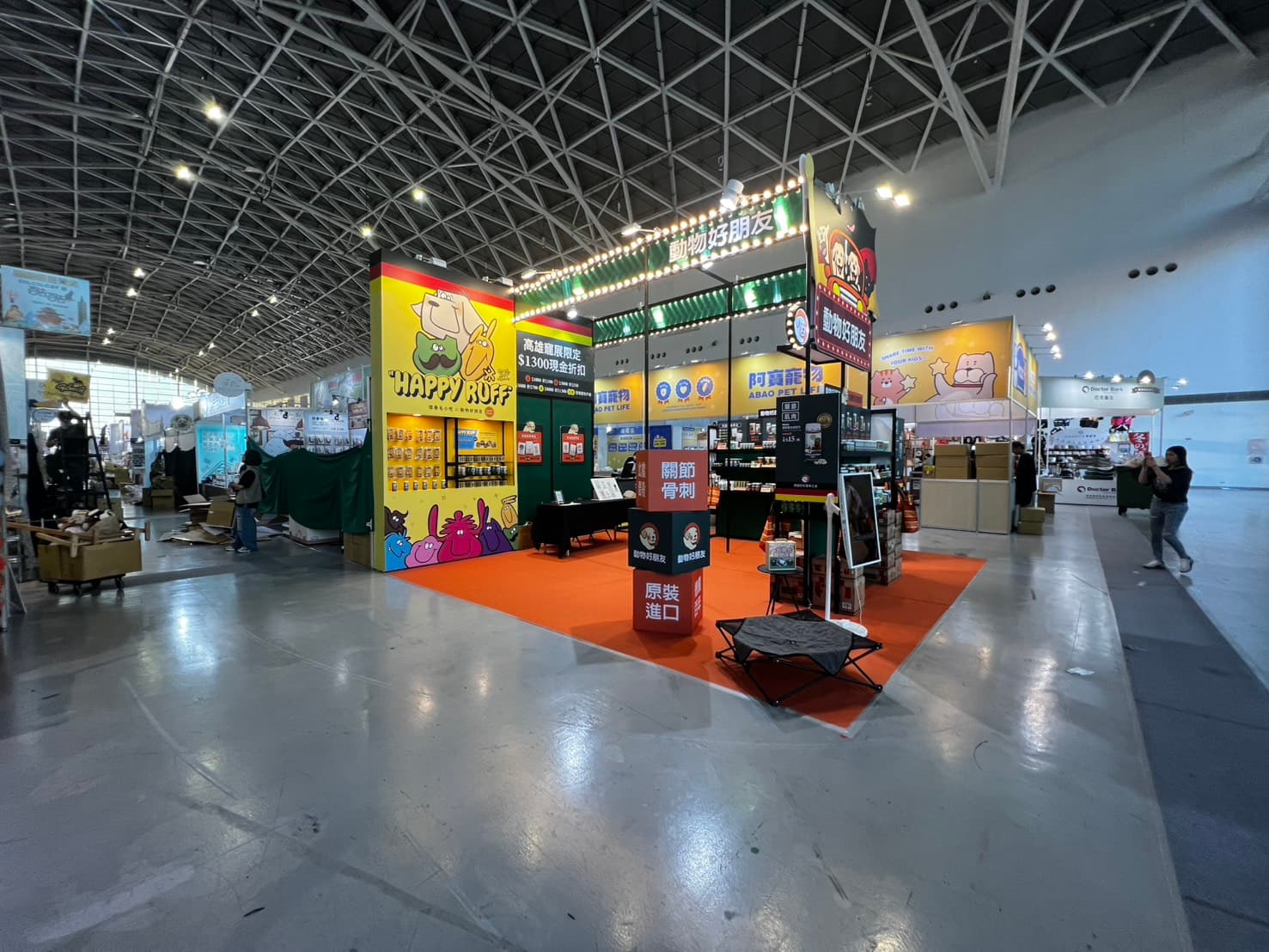 寵物展展覽攤位設計_動物好朋友攤位側面Happy Ruff品牌展示,環繞式購物動線規劃