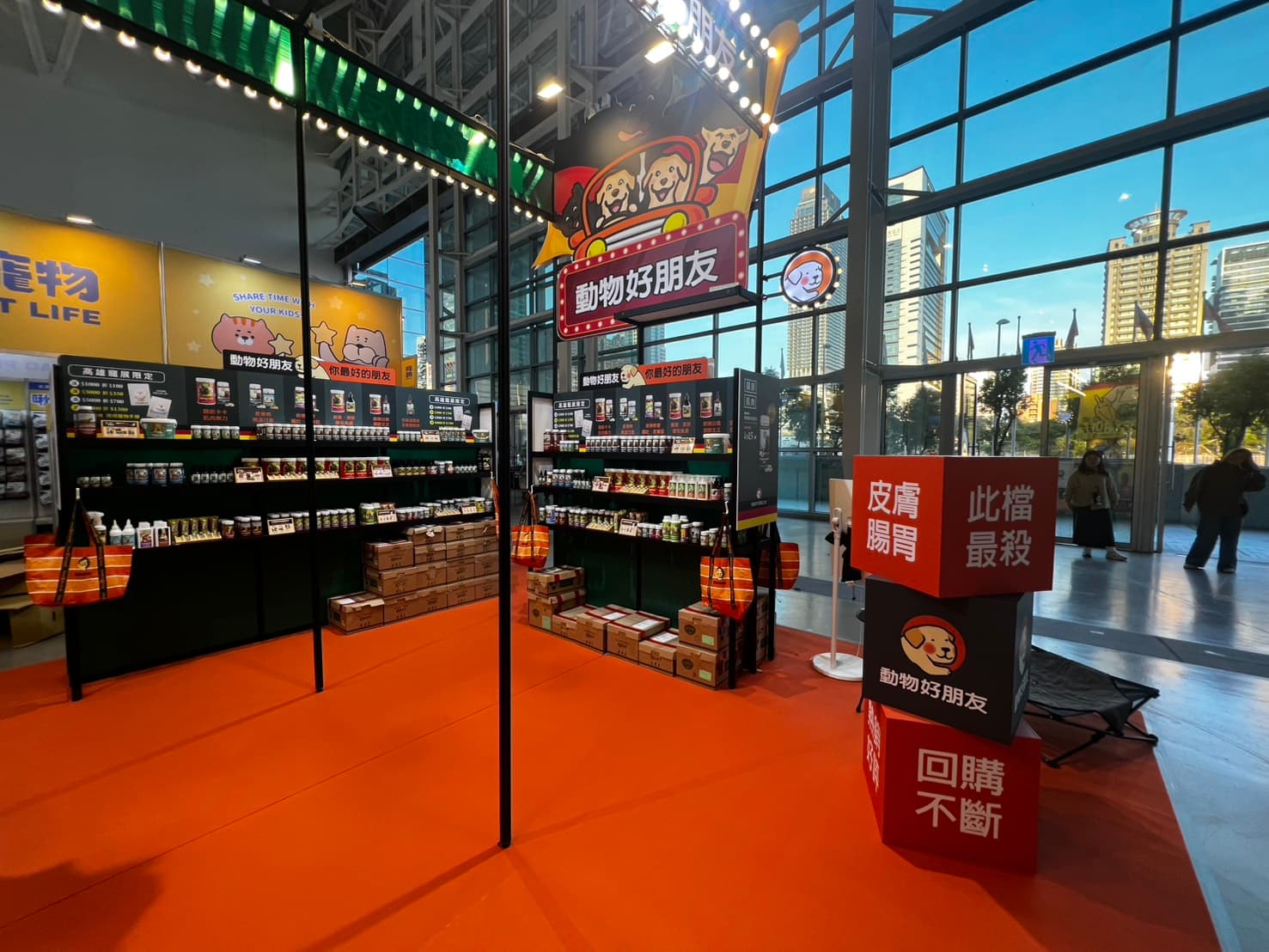 寵物用品展覽陳列設計_產品分區展示搭配清晰分類指引,降低選購障礙加速購買決策