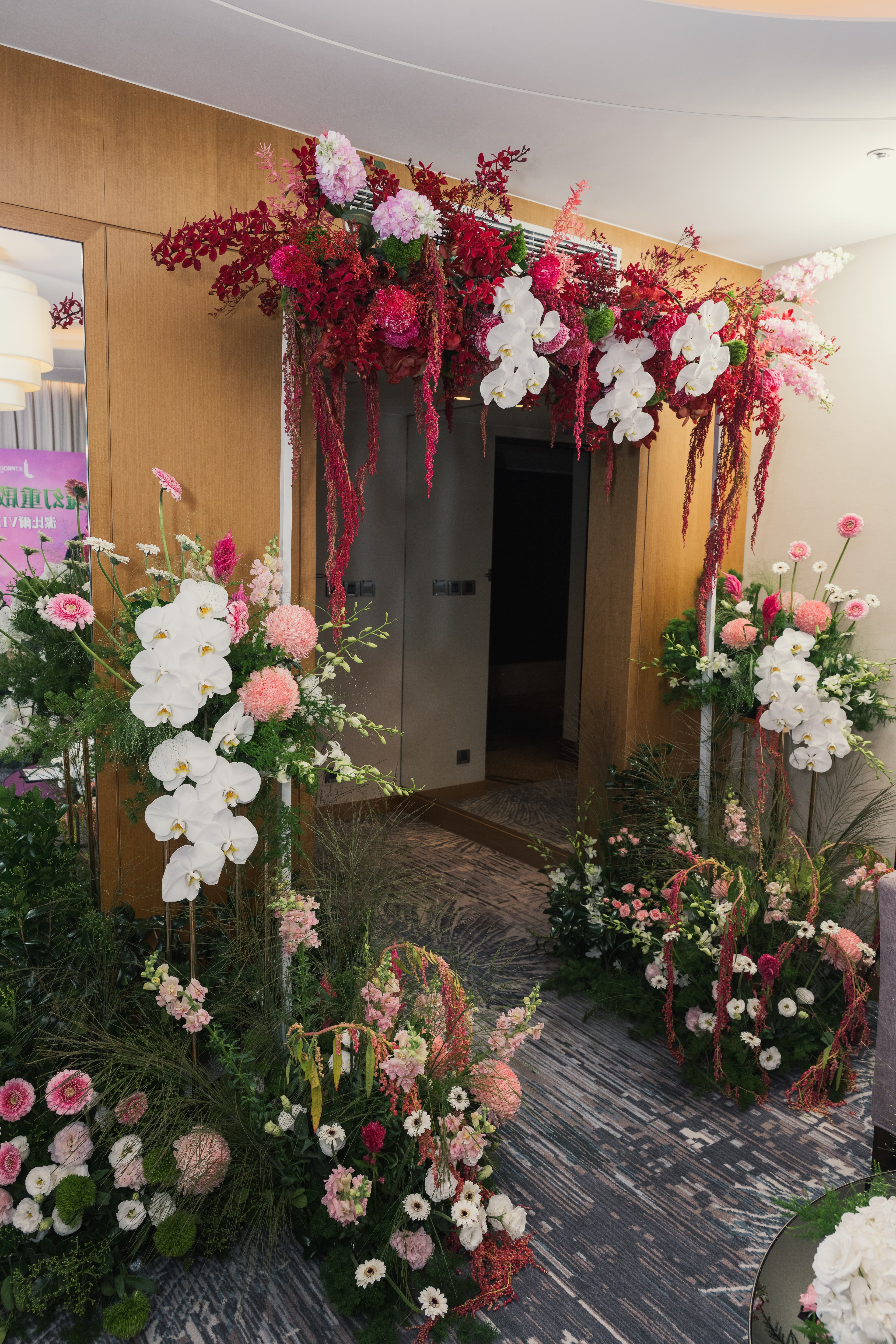 VIP體驗會花藝佈置_入口花藝拱門裝飾,大量鮮花與綠葉營造Wicked奇幻森林氛圍