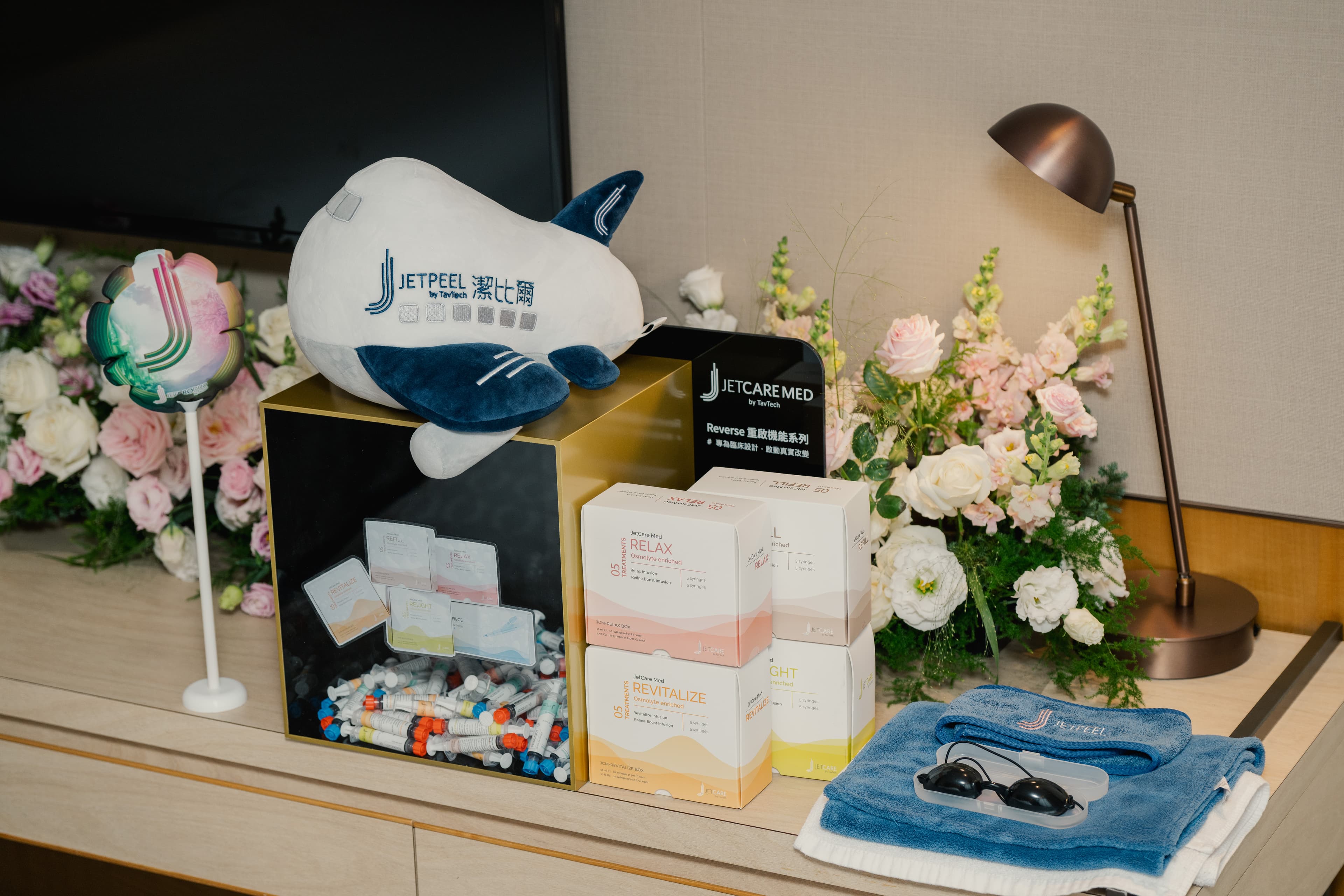 醫美品牌活動道具設計_JETPEEL飛機造型玩偶與精緻產品禮盒陳列,強化品牌記憶點