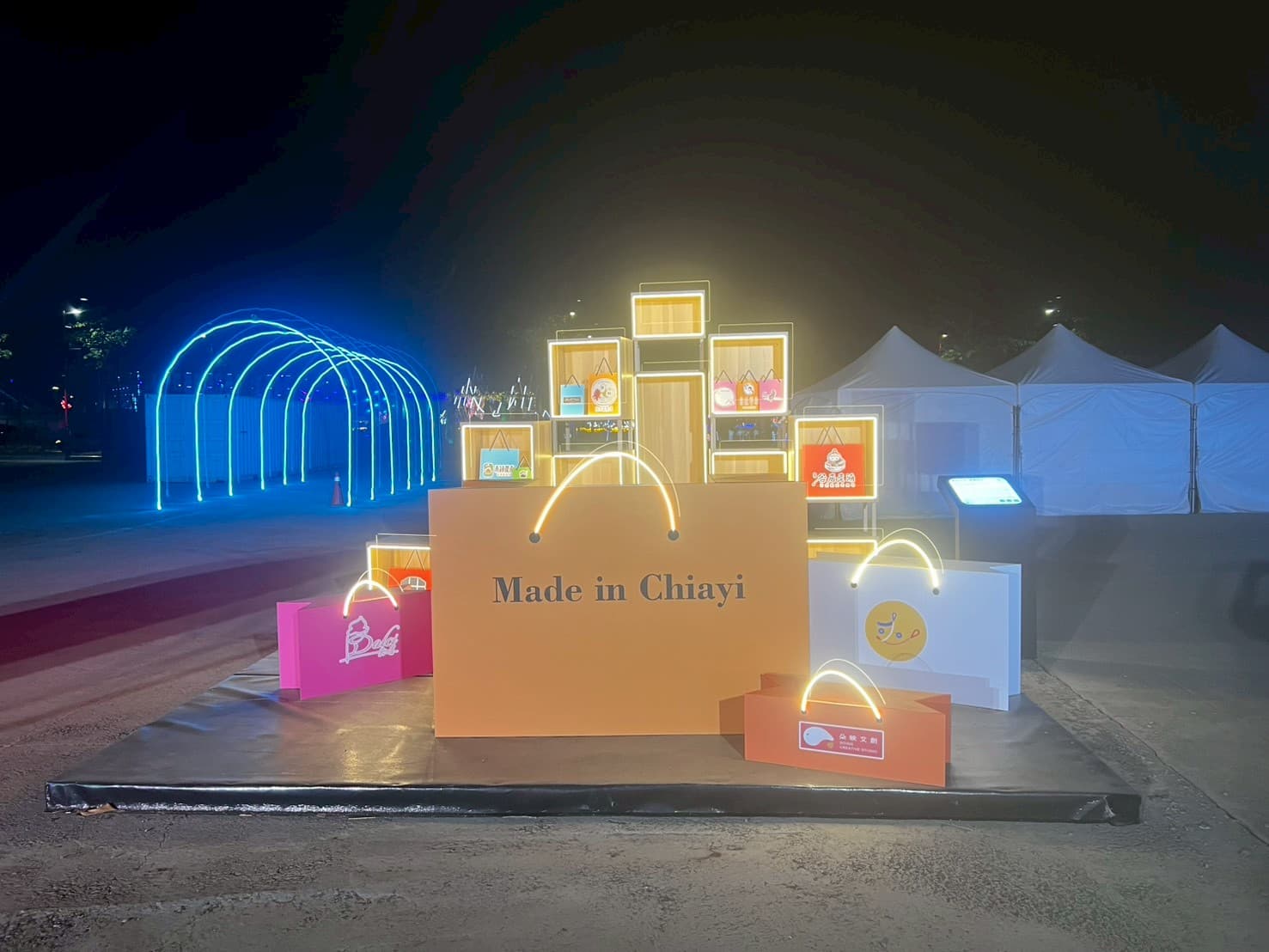台灣燈會嘉義燈區_Made in Chiayi購物袋造型燈飾,在地青年文化轉譯為大型光影裝置