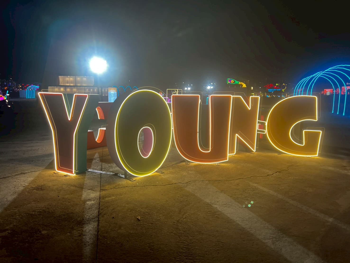 燈會大型字母燈組設計_YOUNG發光字母裝置搭配霓虹色調,宣示嘉義新世代文化自信
