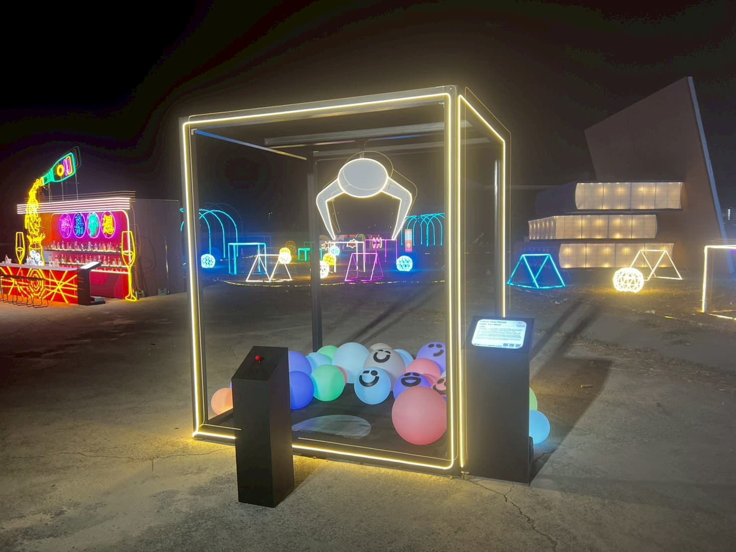 台灣燈會互動裝置_巨型夾娃娃機造型燈飾,以台灣在地文化元素打造趣味互動體驗