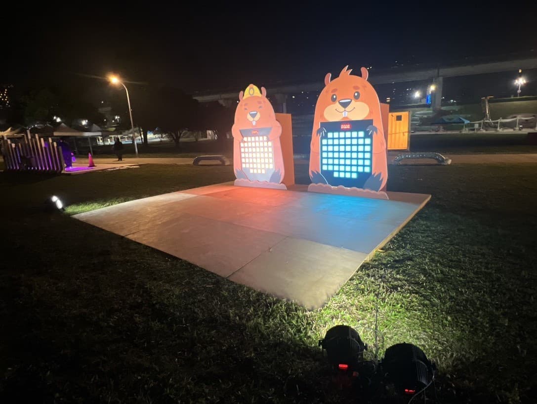 燈會裝置品質稽核_新北市吉祥物互動LED燈板裝置,雙色燈光面板供遊客拍照互動
