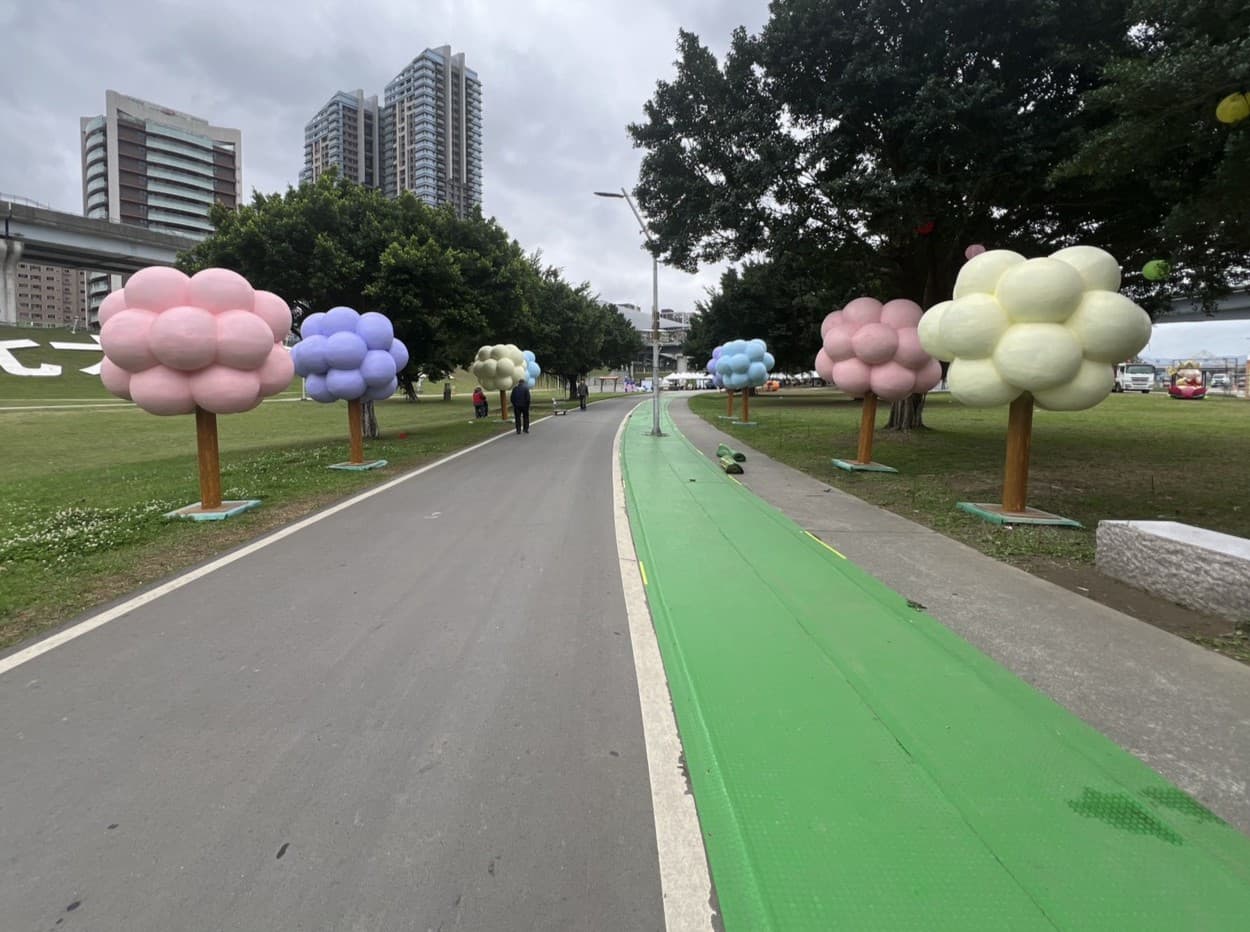 新北燈會場域裝置_繽紛馬卡龍色系大型夢幻樹林步道,粉紫黃藍色雲朵樹冠造型裝置藝術