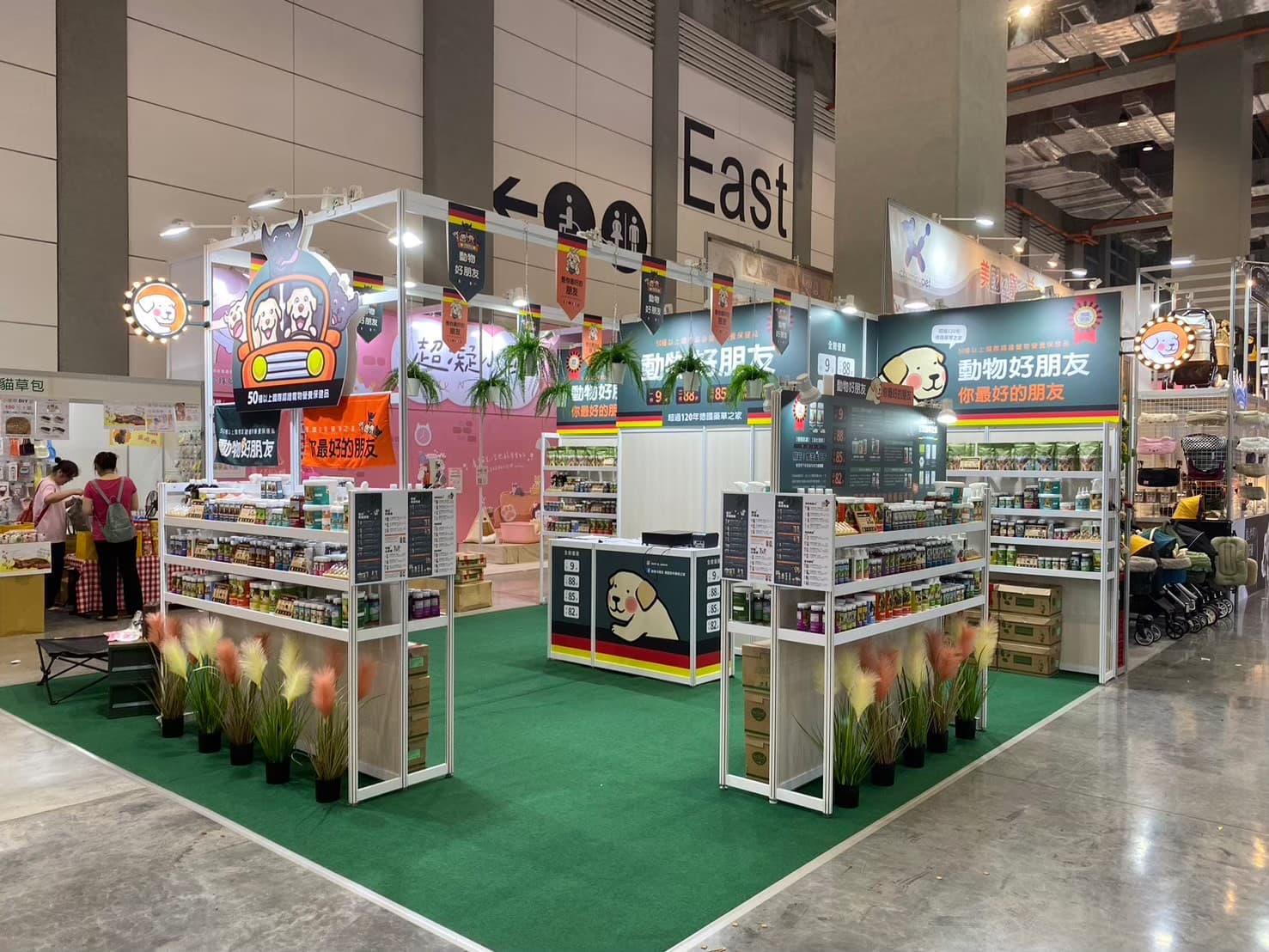 展場動線規劃與品牌視覺牆|大型品牌主視覺輸出搭配打卡拍照區,有效提升社群曝光與現場人流