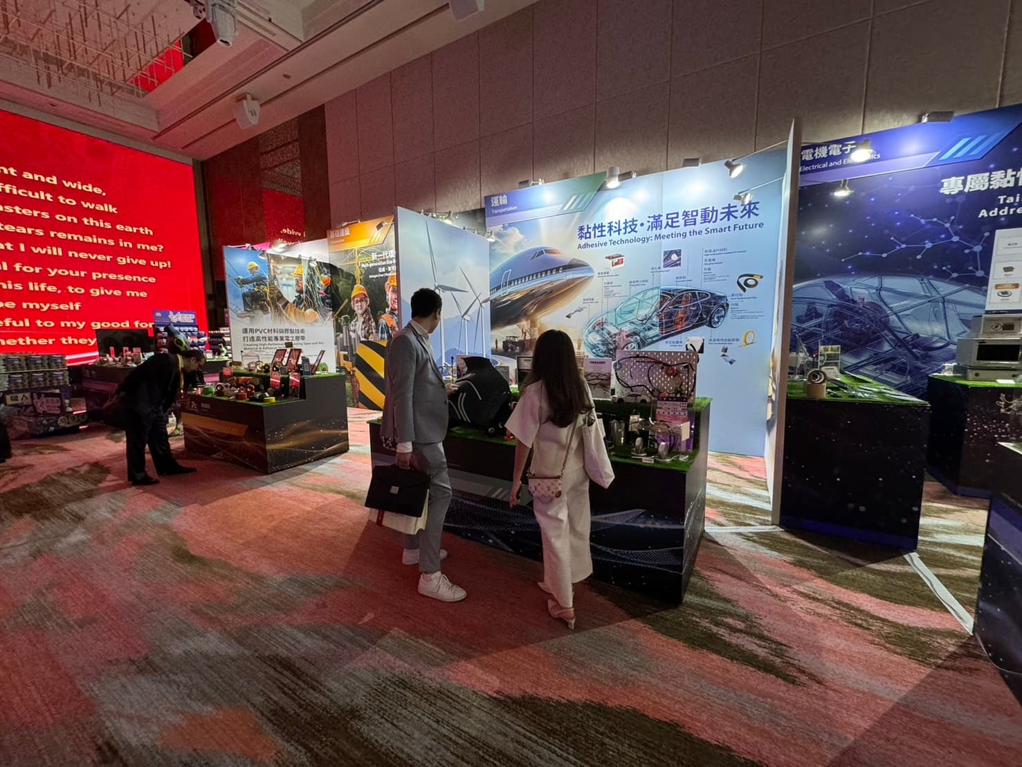 舞台燈光與視覺設計|層次分明的燈光控制,營造出兼具專業與溫馨的氛圍