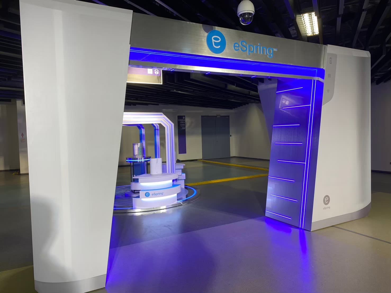 入口迎賓通道設計|燈光與色彩精準呼應年會主題,為每位與會者創造難忘的第一印象