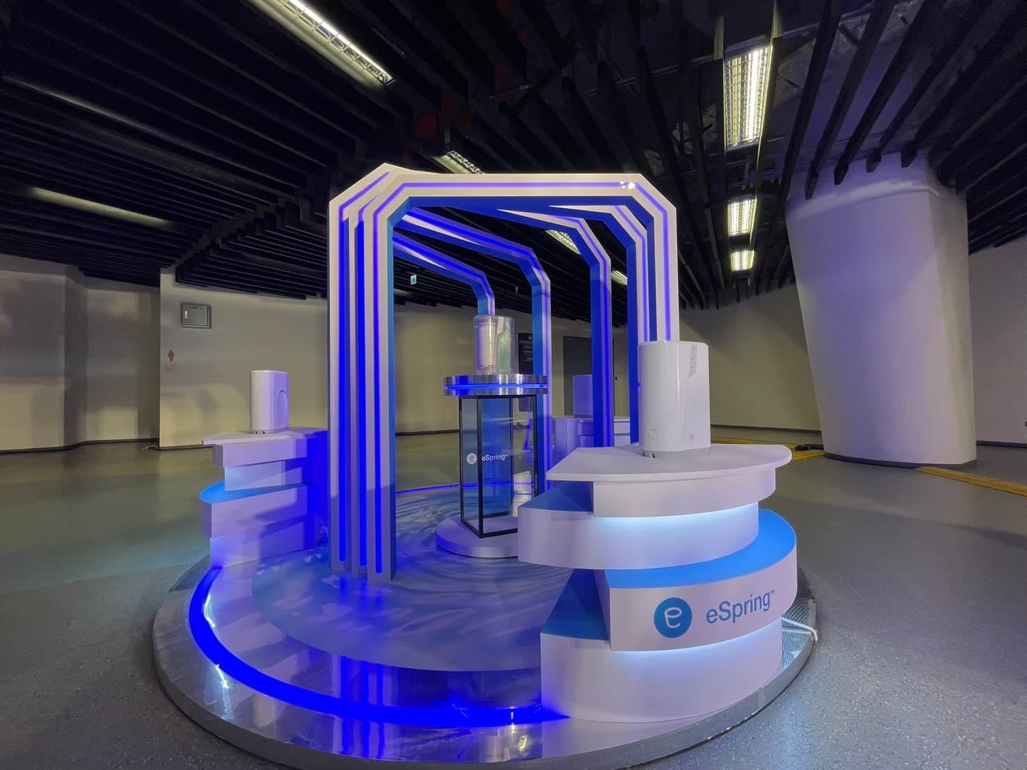 入口結構工程與燈光設計|精準的燈光層次控制,營造出尊榮且具儀式感的入場體驗