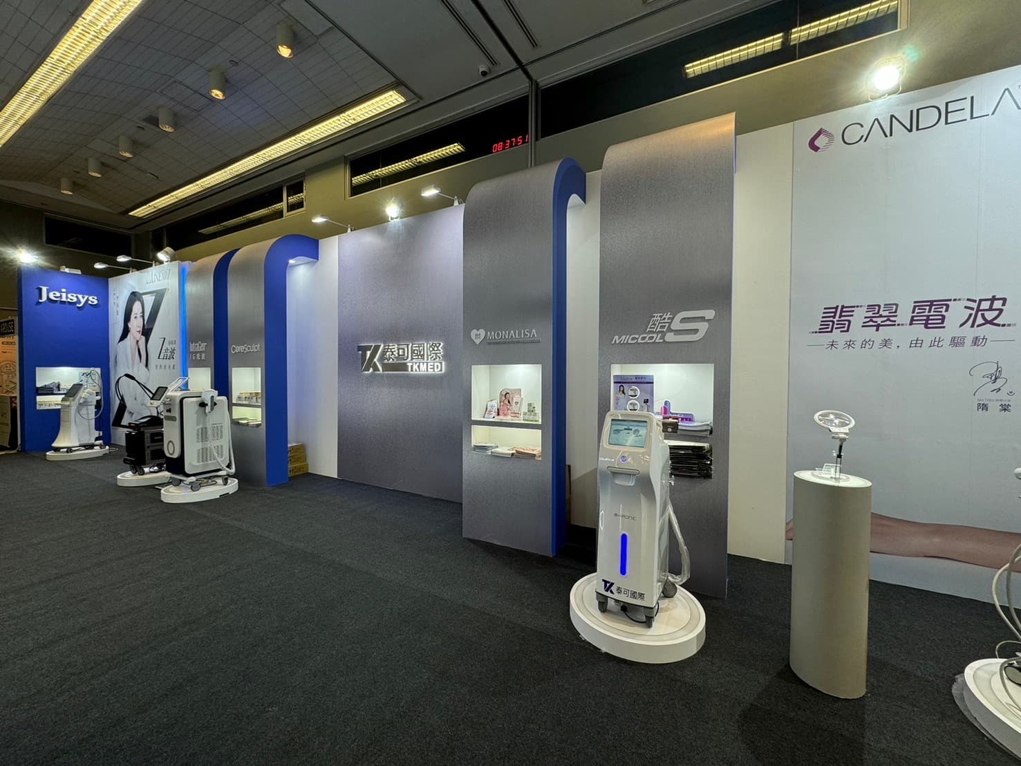 品牌形象牆與視覺設計|俐落的設計語言傳達品牌專業形象,在學會現場成功吸引目標客群