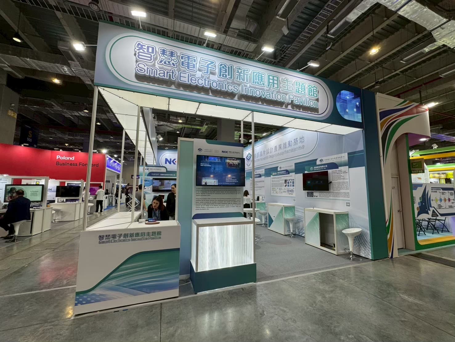 展場整體設計與分區規劃|科技白搭配未來感燈光,讓國際來賓深刻感受台灣科技研發實力